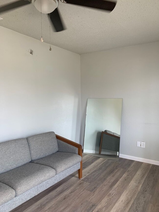 Foto del edificio - 517 W 11th St