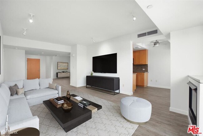 Building Photo - 13600 Marina Pointe Dr
