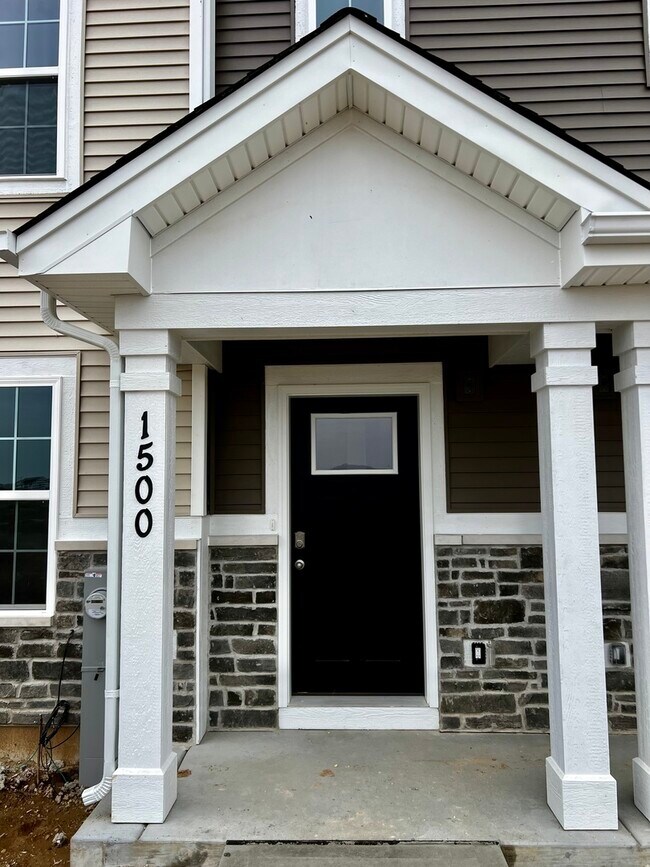 Building Photo - 1500 Yosemite Way