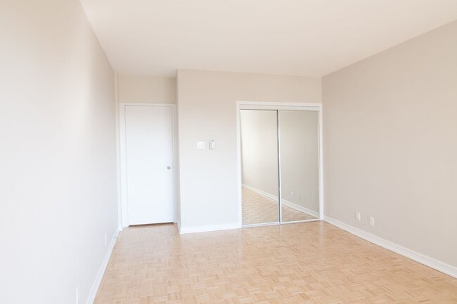 Building Photo - 4555 Av. Bonavista