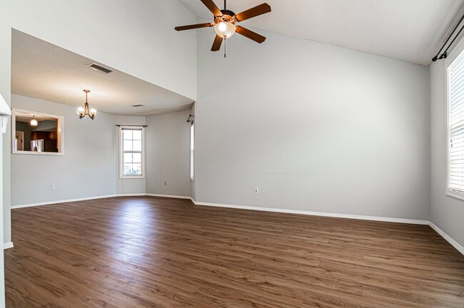 Foto del edificio - Located on a corner lot!