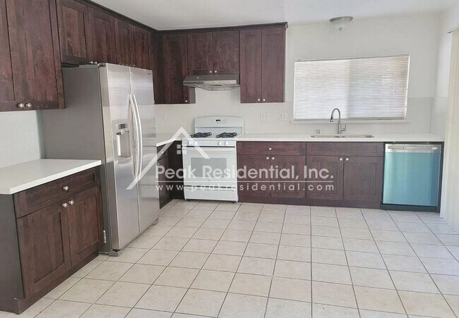 Foto del edificio - Nice 4bd/2ba House with 2 Car Garage near ...