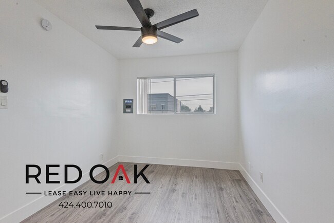 Foto del edificio - Bright and Welcoming Top Floor Two Bedroom...