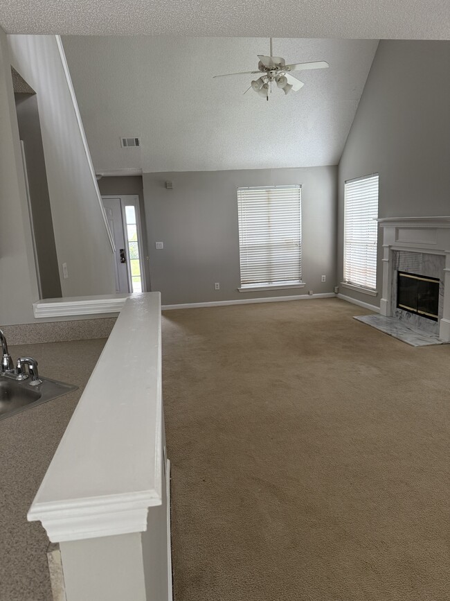 Building Photo - 401 Gresham Dr