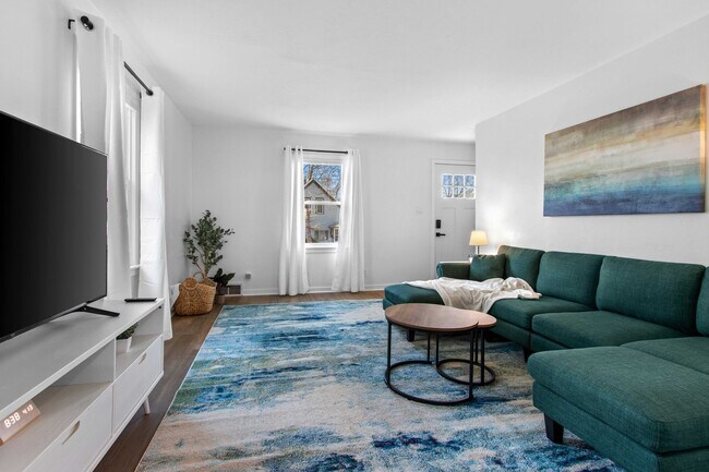 Furnished living room with sofas, TV for your streaming services - 916 Quincy St