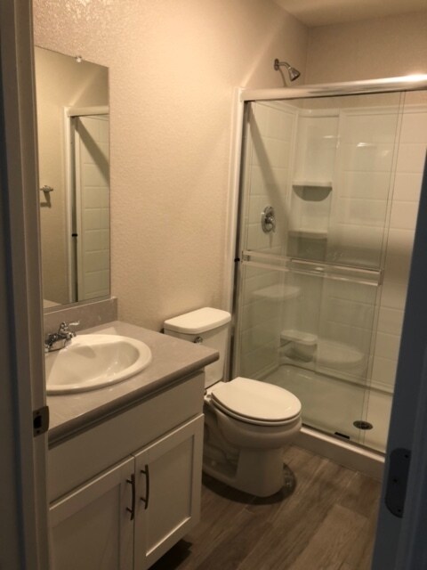 Primer piso - Baño completo - 2809 Mabry Dr