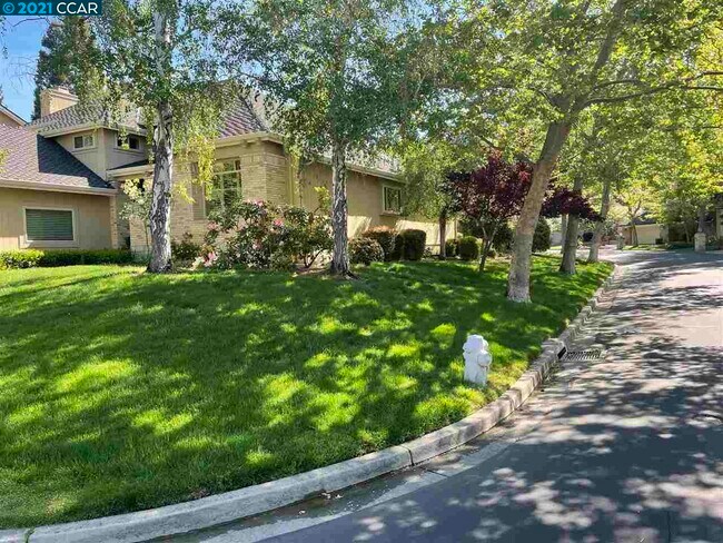 Foto del edificio - 4100 Whispering Oaks Ln