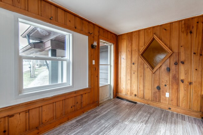 Building Photo - 601 Riverview Dr