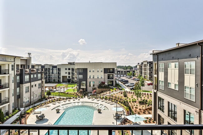 Building Photo - The Rey on Reynolds