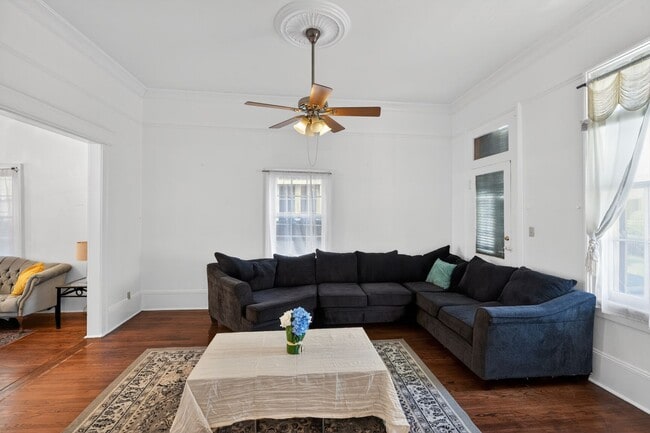 Building Photo - 1030 Burgundy St