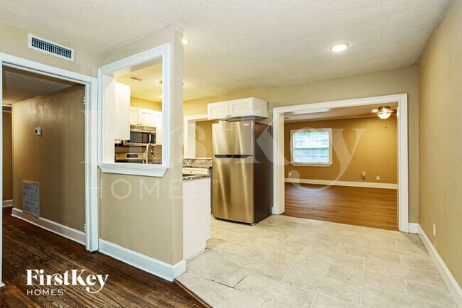 Foto del edificio - 6421 Burgundy Rd S