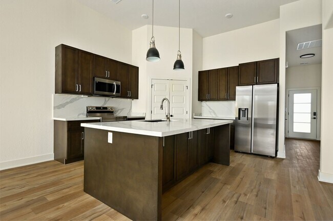 Foto del edificio - Stunning 2-bedroom, 2-bathroom Townhome In Raymore MO