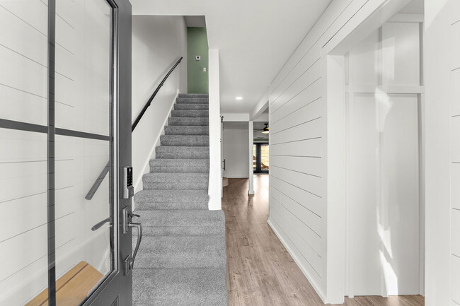 Building Photo - 706 Nora Ln