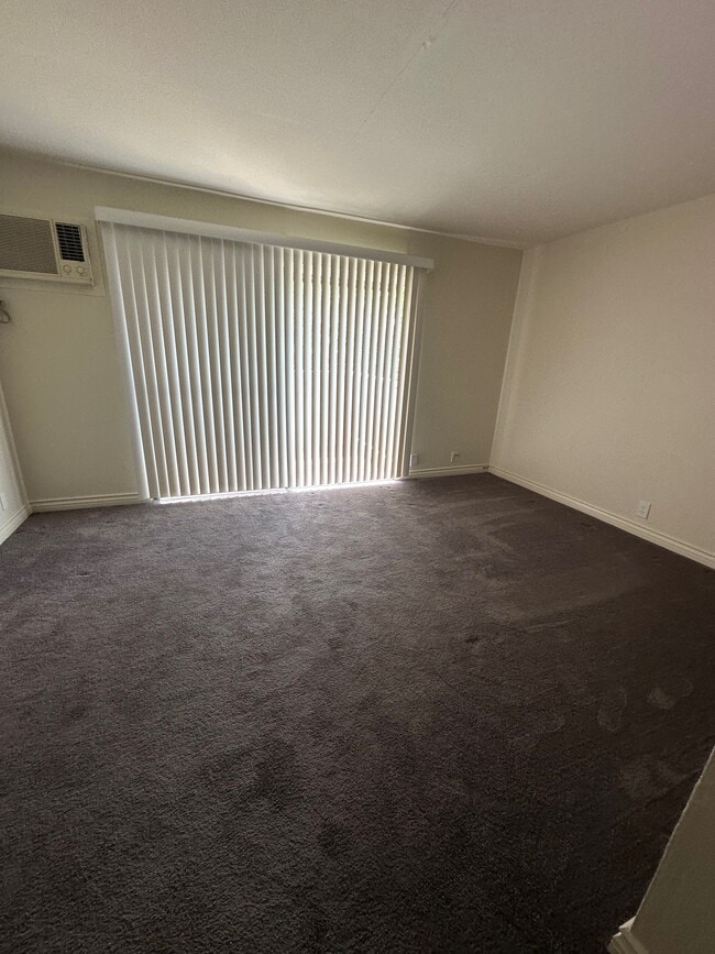livingroom - 4260 Clayton Rd
