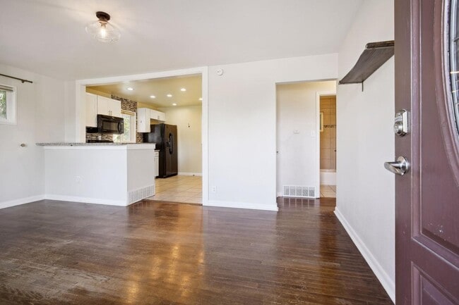 Building Photo - 1423 Lipan Dr