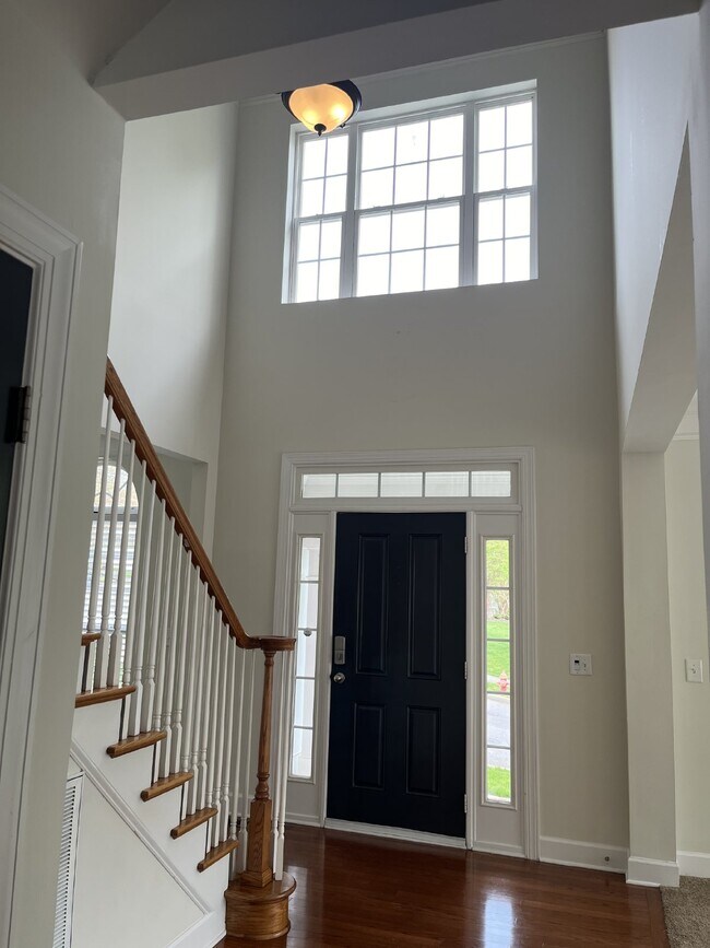 Foto del edificio - Stunning 4-Bedroom Home with Guest Suite a...