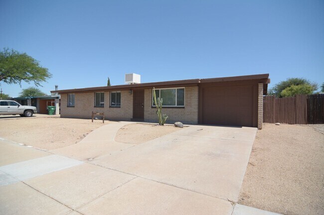 Foto del edificio - Charming 3 Bedroom 2 Bath House! Great Northwest Tucson Location