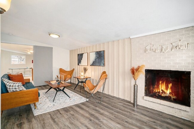 Building Photo - 3 Bed ranch minutes from CSU and pet and s...