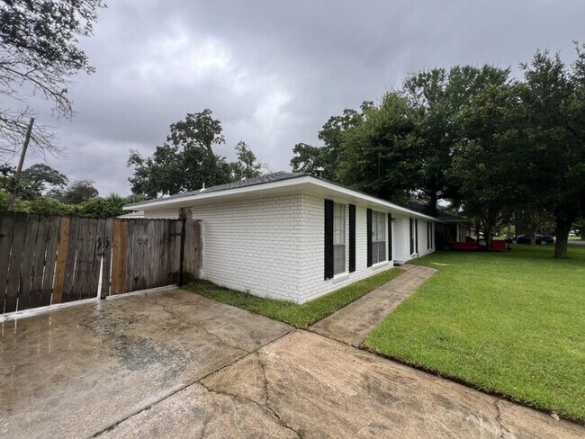 Building Photo - Freshly Updated 3 Bedroom Home with Generator, Fenced Yard & Double Carport