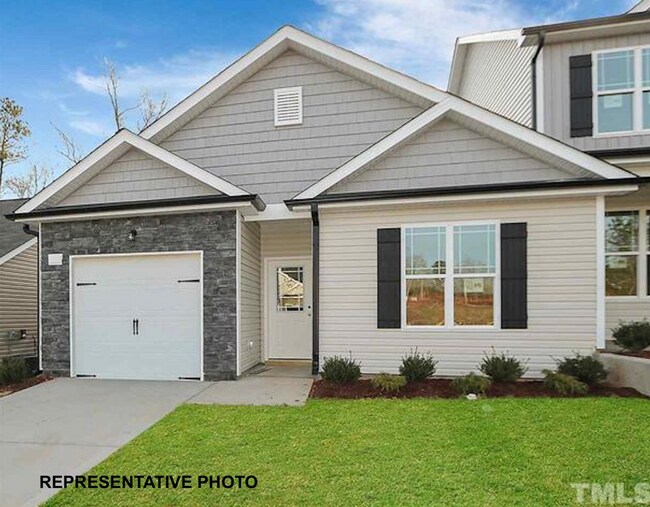 Foto del edificio - 3 Bedroom Triplex in Smithfield!