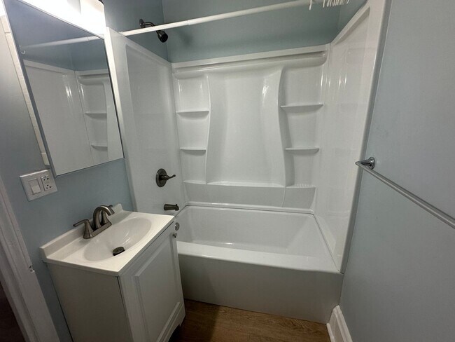 Foto del edificio - CUTE 2 BEDROOM HOUSE WITH LARGE BACKYARD IN HAMILTON!