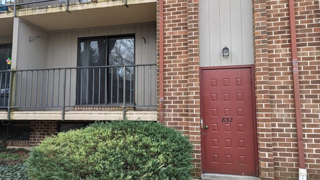 Building Photo - 832A Putnam Blvd