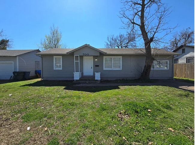 Photo - 700 E Arbor Dr House