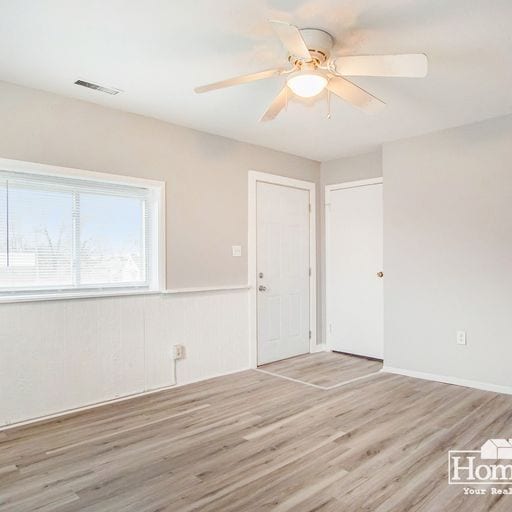 Building Photo - Charming two-bedroom, one-bath home offering a comfortable layout with ample natural light