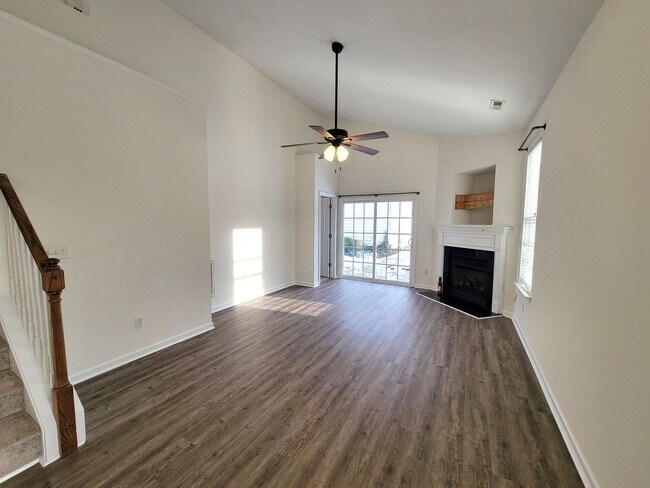 Foto del edificio - End Unit Townhome in Callonwood, Matthews! Near I-485