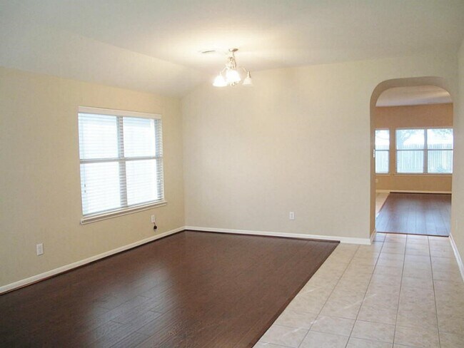 Foto del edificio - 2311 Enchanted Park Ln