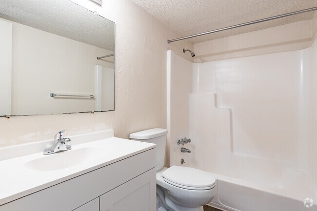 2BR, 2BA - 1,117SF - Sailpoint Bay Apartments