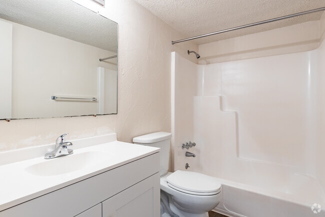 2BR, 2BA - 1,117SF - Sailpoint Bay Apartments