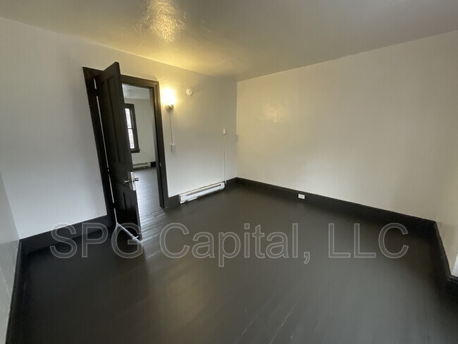 Foto del edificio - 649 W College Ave