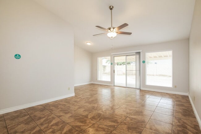 Foto del edificio - 7827 W Shangri La Rd