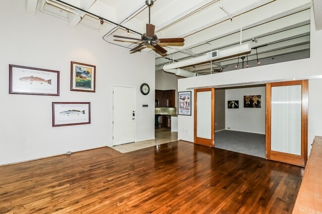 Building Photo - 705 Main St