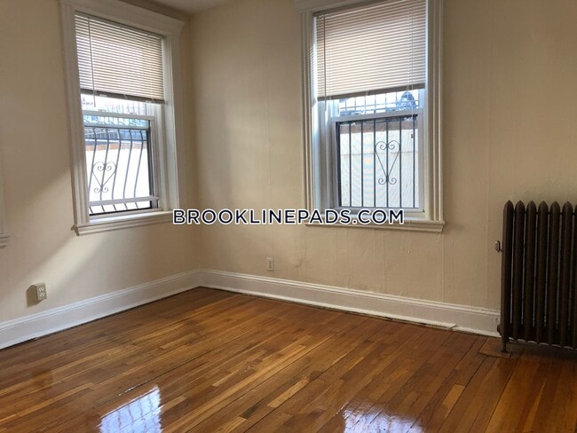 Building Photo - 364 Riverway
