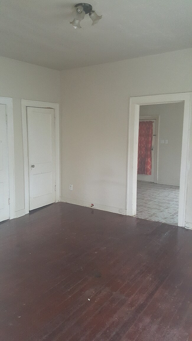 Building Photo - Two room efficiency