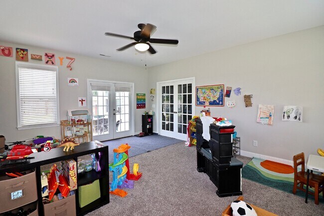 Foto del edificio - "Spacious 4-Bedroom Gem with 3.5 Baths and...