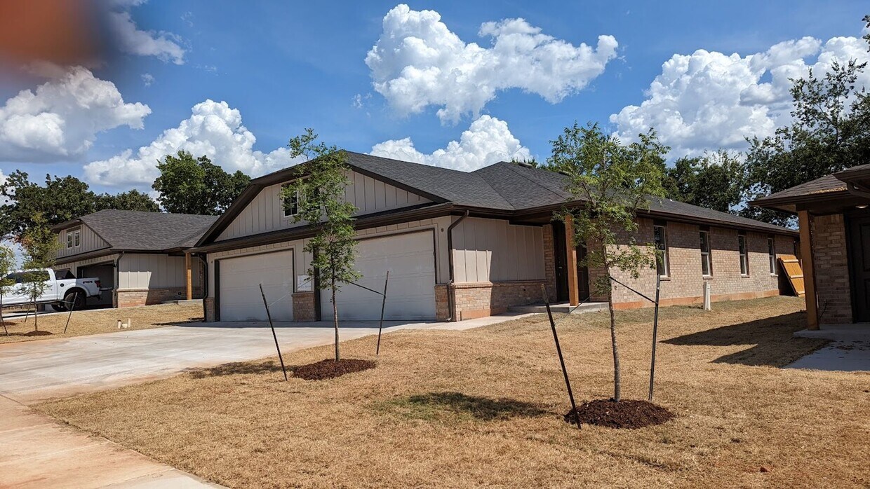 Foto principal - 3 Bed 2 Bath 2 Car Duplex Freedom Villas in Midwest City, OK