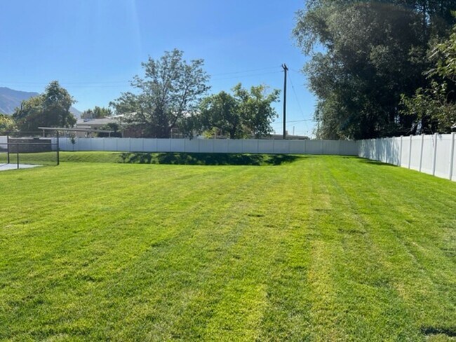 Building Photo - Beautiful 2023 New construction end unit w...