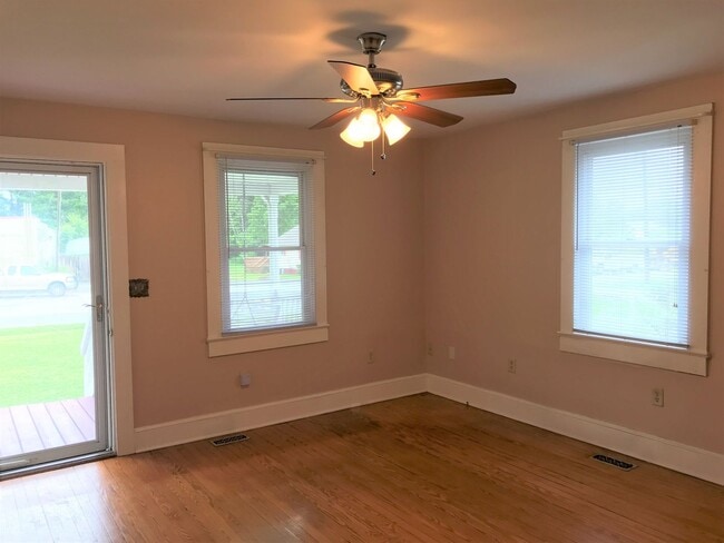 Building Photo - Lovely 3 Bedroom/2 Bathroom… Waiting for Y...
