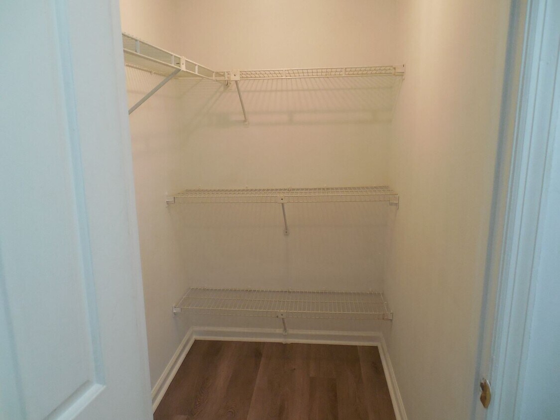 Foto principal - End Unit Condo Available now