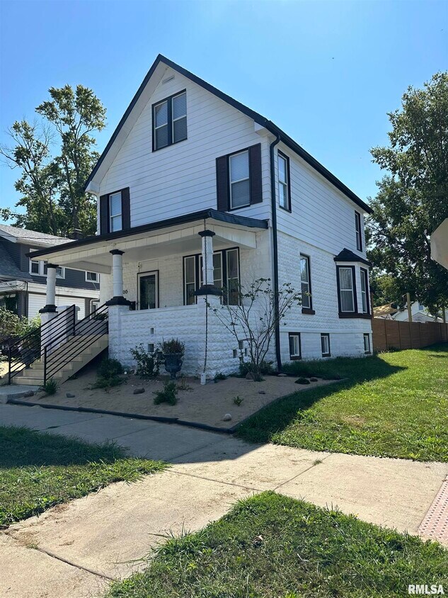 Primary Photo - 700 E Thrush Ave