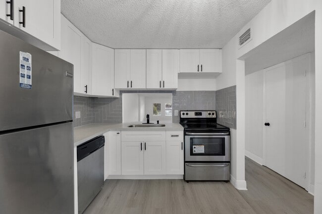 Foto del edificio - 904 Banks Rd