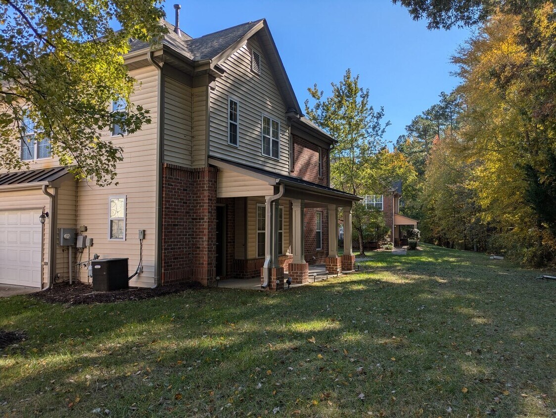 Foto principal - Charming 2BR Townhome in Raleigh