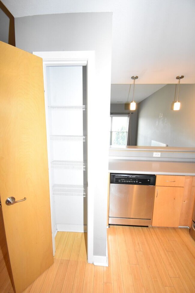 Building Photo - Large 2 Bedroom Condo For Rent Near Historic Downtown Clarksville!