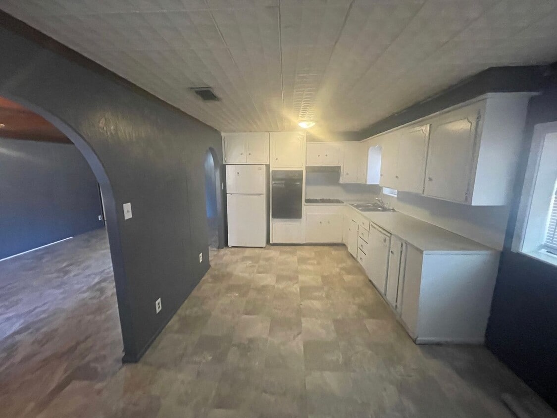 Foto principal - 3 bedroom, 1 bath