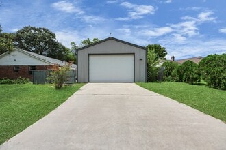 Building Photo - 3400 Surrey Ln