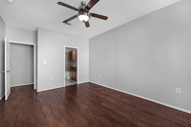 Building Photo - 9200 Westheimer Rd