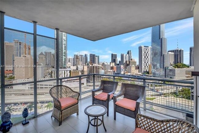 Foto del edificio - 350 S Miami Ave
